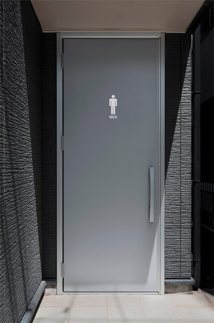 Photo gratuit le panneau de la salle de bain sur la porte métallique