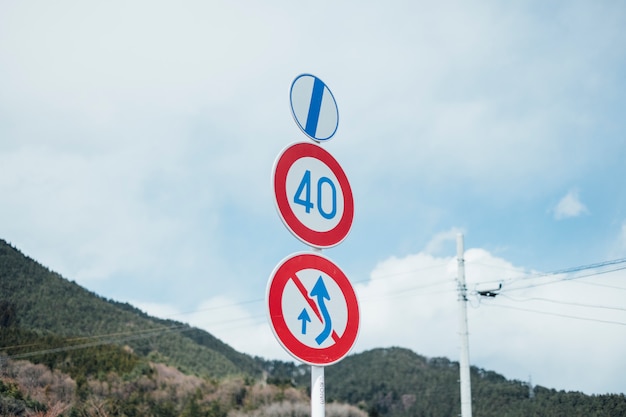 Photo gratuite panneau de signalisation et symbole