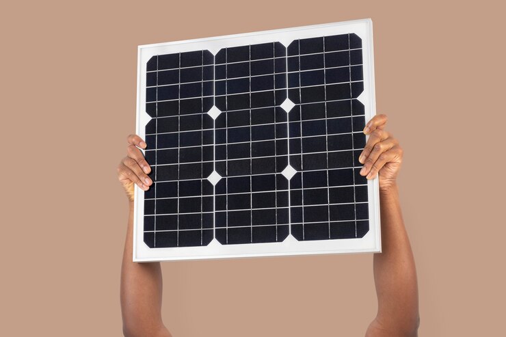 Photo gratuit panneau solaire à main environnement d'énergie renouvelable