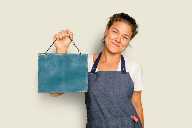 Photo gratuite panneau de tableau suspendu pour café tenu par une femme propriétaire de petite entreprise