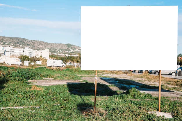 Panneau vide vide sur la pelouse de la ville verte
