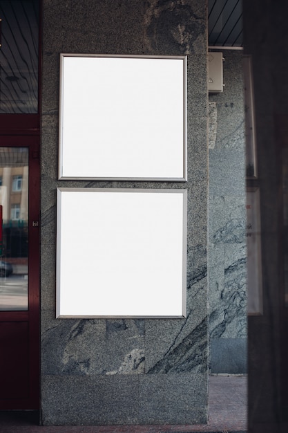 Panneaux d'affichage carrés dans la rue