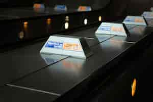 Photo gratuite panneaux informatifs sur les escalators