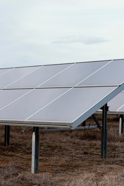 Panneaux solaires produisant de l'électricité avec copie espace