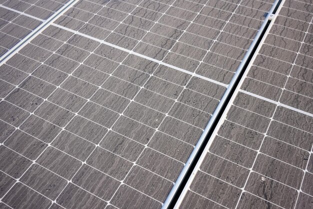 Des panneaux solaires sales et poussiéreux bloquant la lumière du soleil réduisent l'efficacité de l'énergie solaire