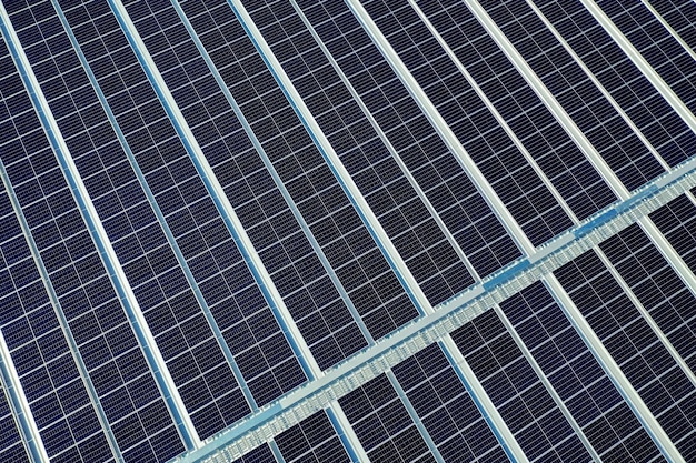 Photo gratuite panneaux solaires sur le toit. (cellule photovoltaïque)