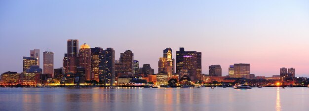 Panorama du centre-ville de Boston au crépuscule