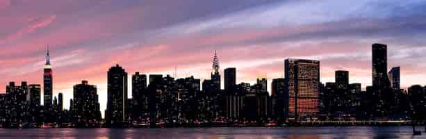 Photo gratuite panorama du coucher du soleil de new york city manhattan