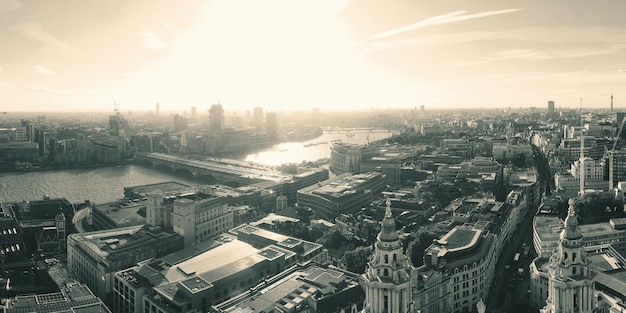 Panorama sur le toit de la ville de Londres en noir et blanc avec des architectures urbaines.
