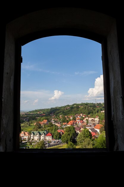 Panorama sur une ville de montagne au printemps. Voyage et architecture