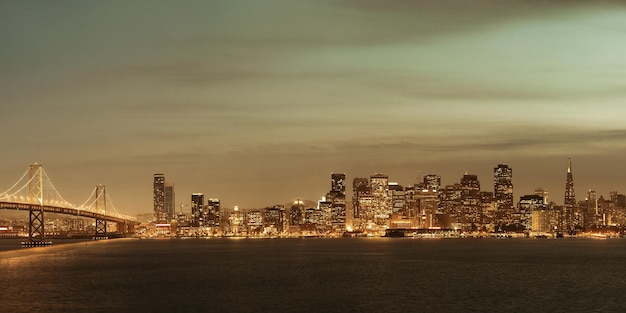 Photo gratuite panorama de la ville de san francisco avec des architectures urbaines la nuit.