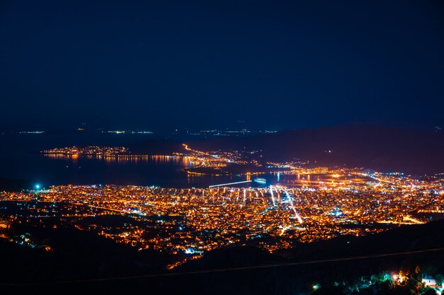 Panorama de la vue de dessus de nuit de la ville.