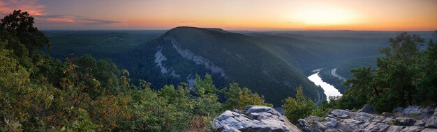 Panorama de vue sur le sommet de la montagne