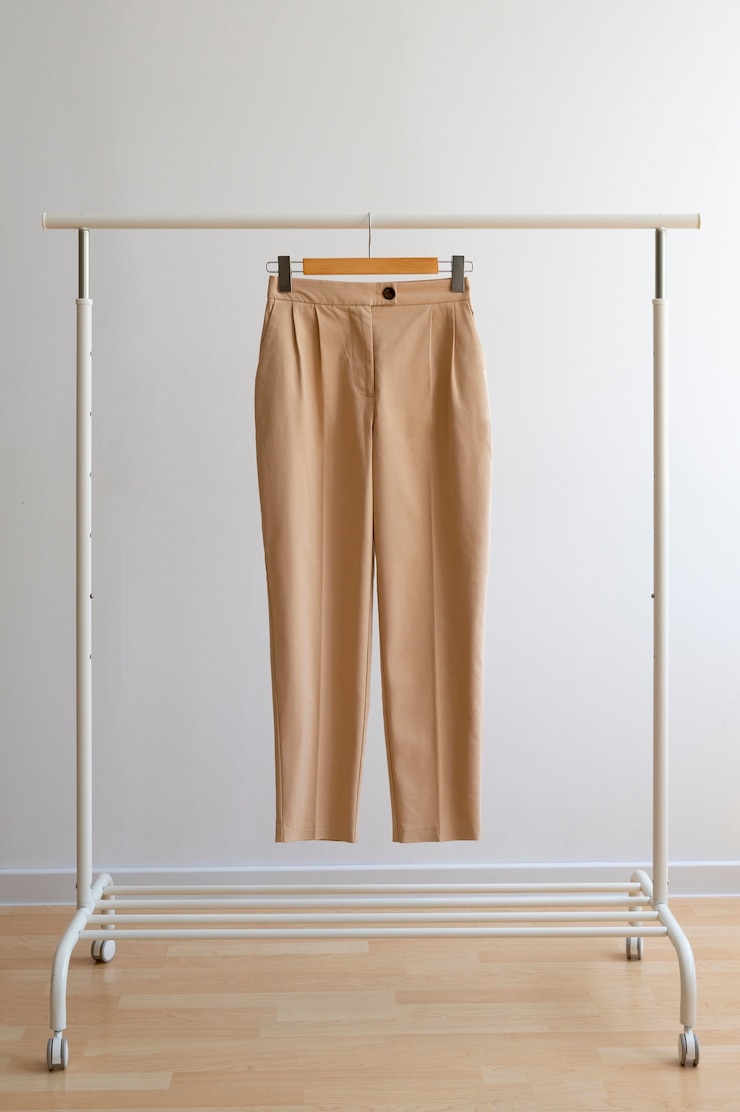 Photo gratuit pantalons beige brun clair à l'intérieur nature morte