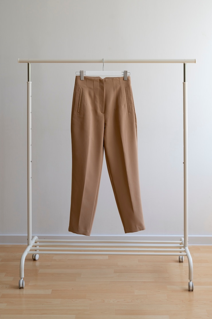 Photo gratuit pantalons beige brun clair à l'intérieur nature morte