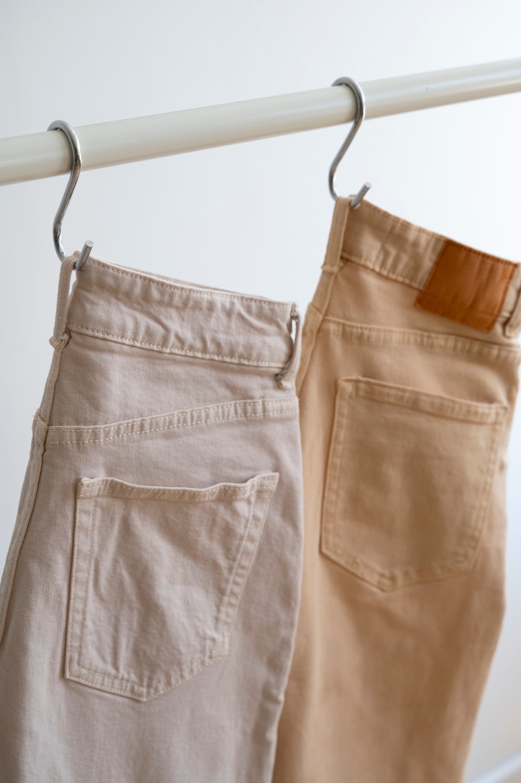 Photo gratuit pantalons beige brun clair à l'intérieur nature morte
