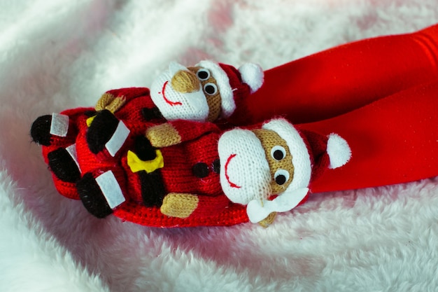 Pantoufles en forme de Santa Clauses sur les pieds de la jeune fille