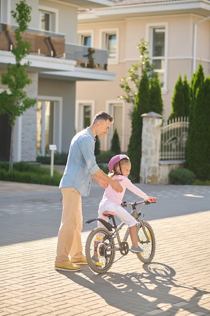 Papa Aide Sa Fille à Apprendre à Faire Du Vélo