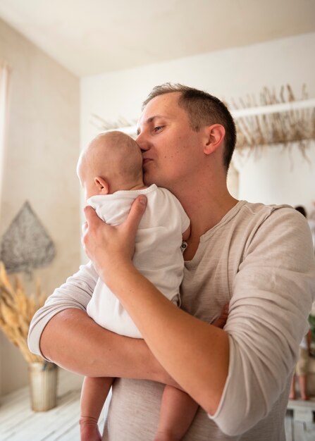 Papa aimant avec nouveau-né à l'intérieur