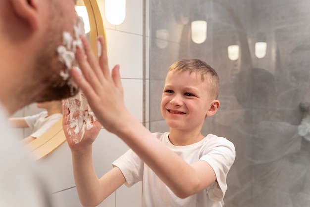 Papa apprend à son fils à se raser