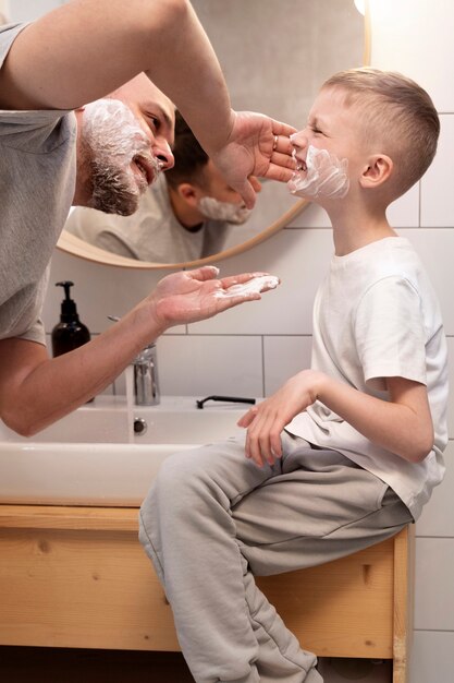 Papa apprend à son fils à se raser