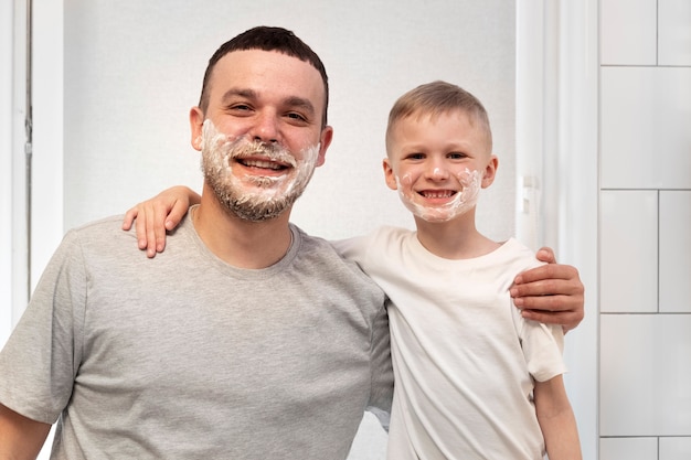 Papa apprend à son fils à se raser