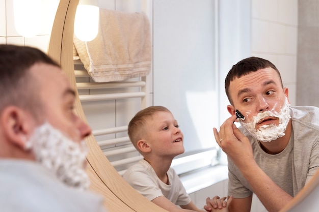 Photo gratuite papa apprend à son fils à se raser