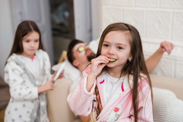 Papa célèbre la fête des pères avec ses filles