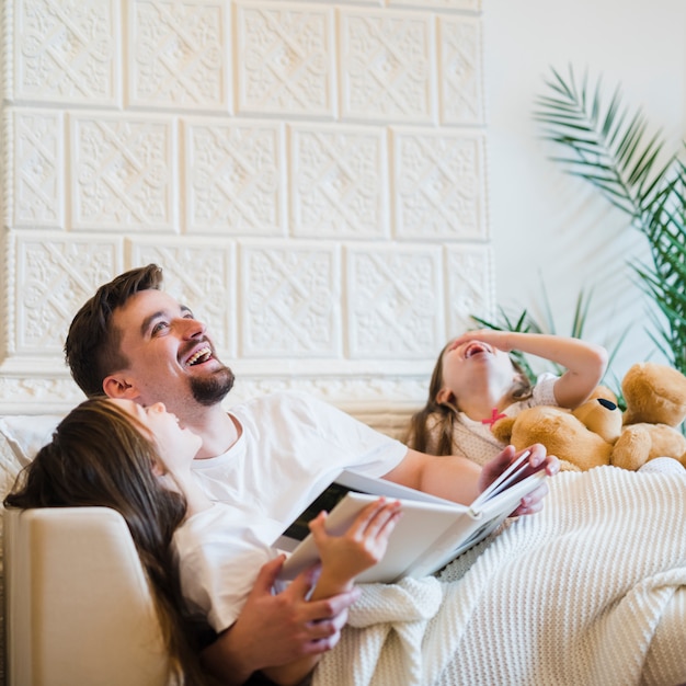 Papa célèbre la fête des pères avec ses filles