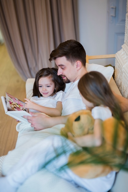 Papa célèbre la fête des pères avec ses filles