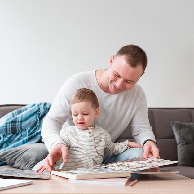 Photo gratuite papa et enfant avec livre