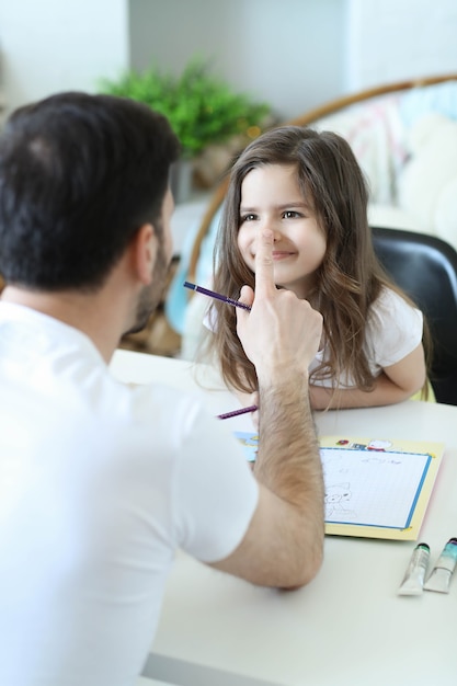 Papa et fille à faire leurs devoirs