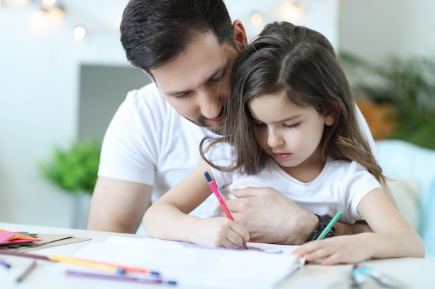 Papa et fille à faire leurs devoirs