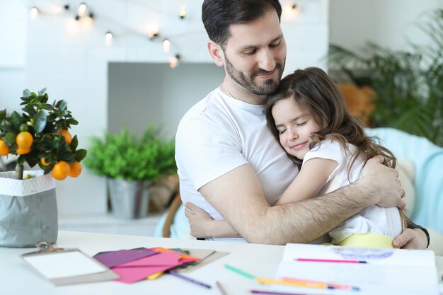 Papa et fille prenant le petit déjeuner dans la cuisine