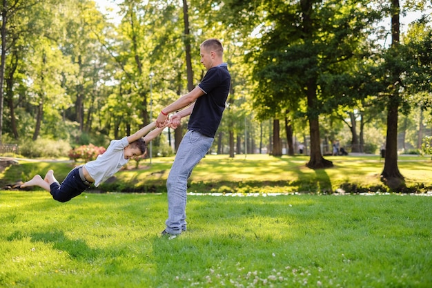 Papa Et Fils Jouant Dans Le Parc