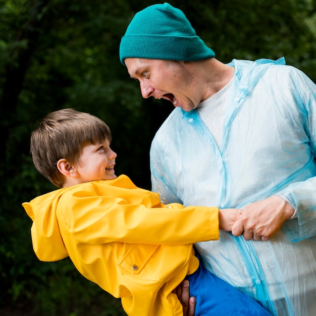 Papa joue avec son garçon