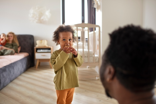 Photo gratuite papa passe du temps avec son bébé noir