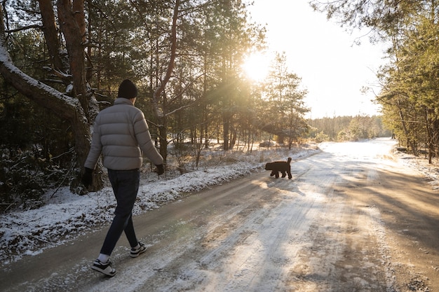 Papa se promenant dans la nature avec son chien