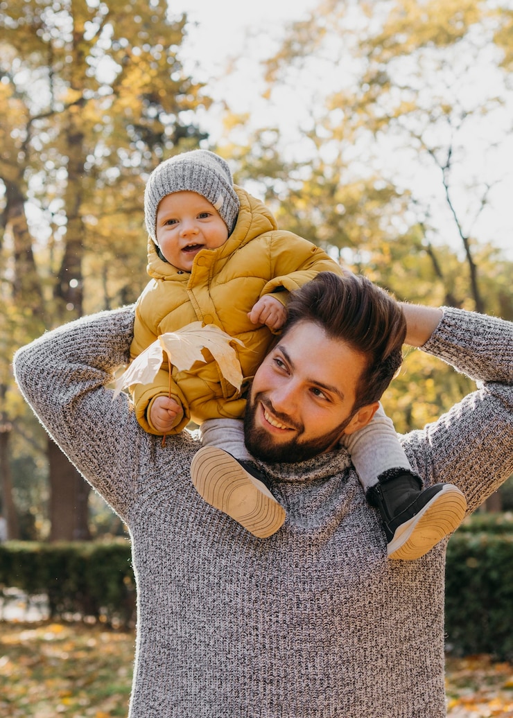 Photo gratuit papa smiley avec son bébé à l'extérieur