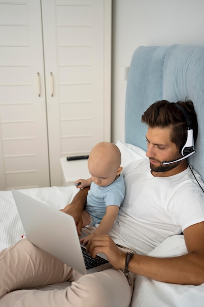 Papa travaillant à domicile pendant la quarantaine avec enfant