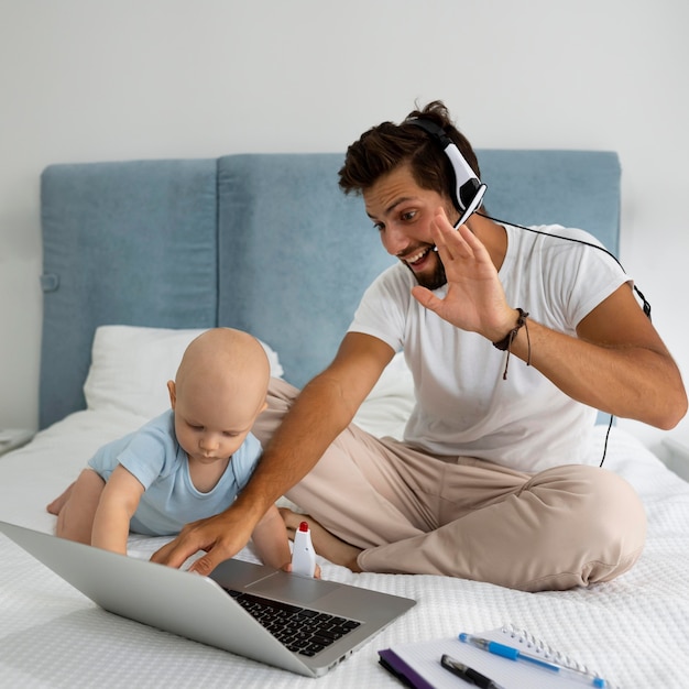 Papa travaillant à domicile pendant la quarantaine avec enfant