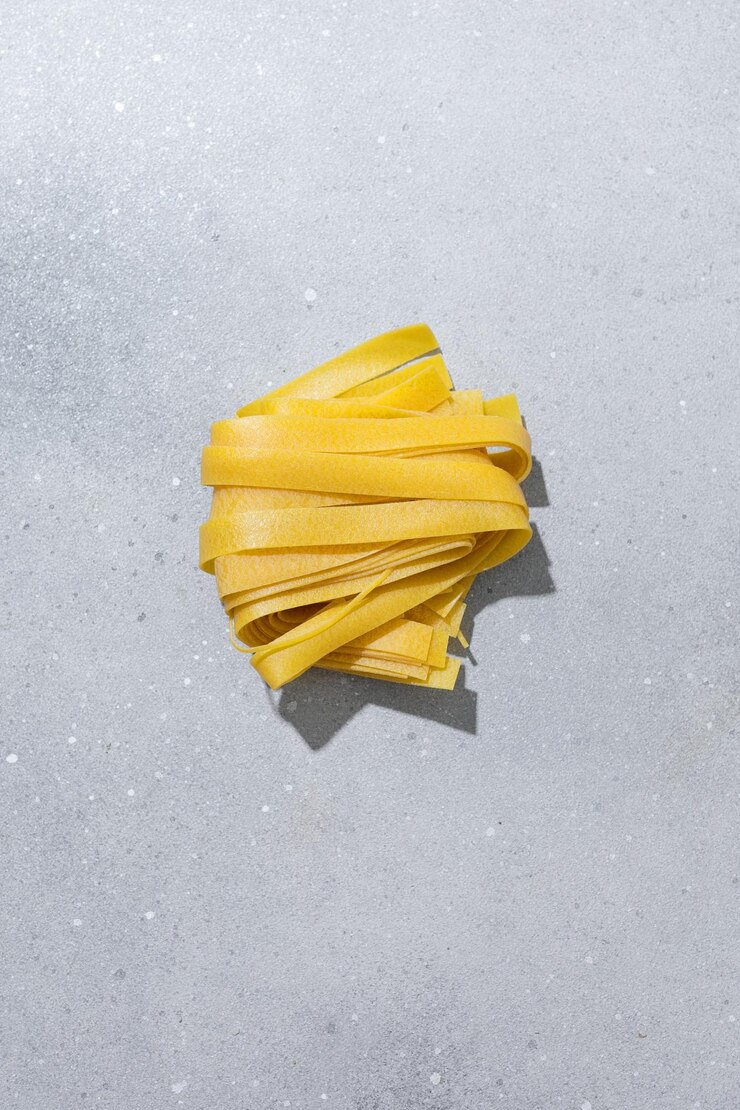Photo gratuit papardelle de pâtes italiennes fraîches avec de la farine sur fond clair vue du dessus