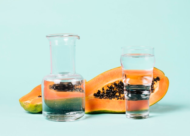 Photo gratuite papaye et verres remplis d'eau