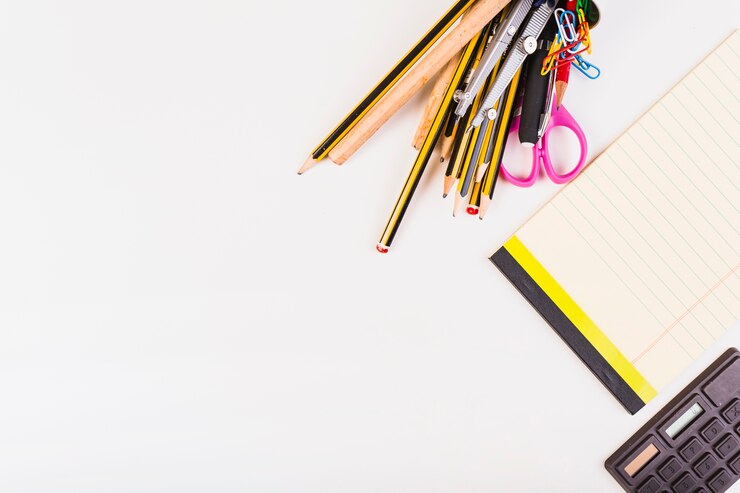 Photo gratuit papeterie, bloc-notes et calculatrice