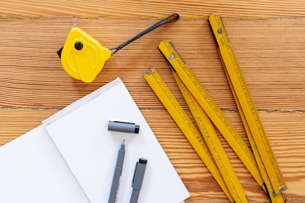 Papeterie de bureau sur fond en bois