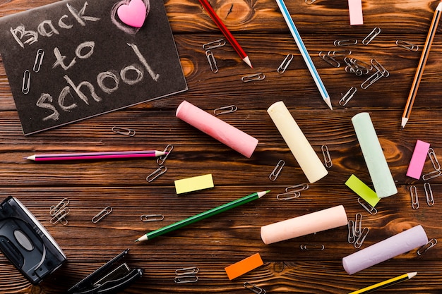 Photo gratuite papeterie et craie près de l'écriture de l'école