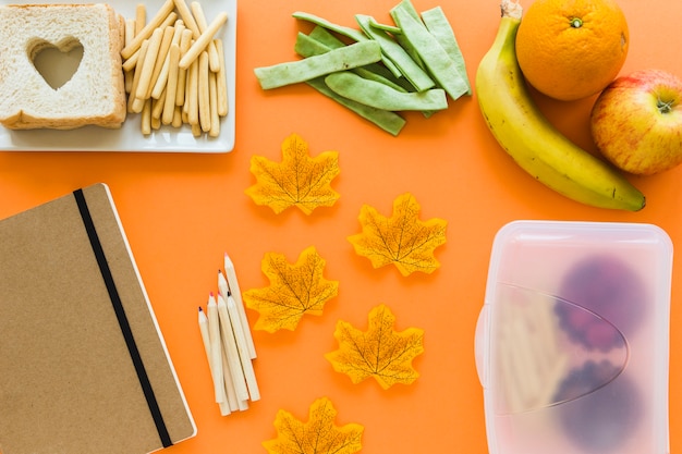 Papeterie et feuilles près d&#39;aliments sains