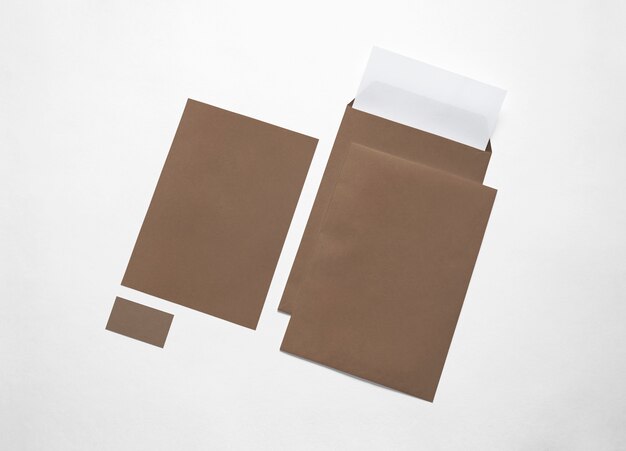 Papeterie de papier carton isolé sur blanc. Illustration. Enveloppes vierges, en-têtes de lettres et cartes pour mettre en valeur votre présentation.