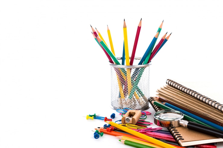 Photo gratuit papeterie scolaire isolé sur fond blanc