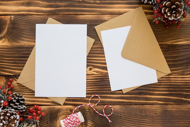 Papeterie vue de dessus papiers vides et enveloppes